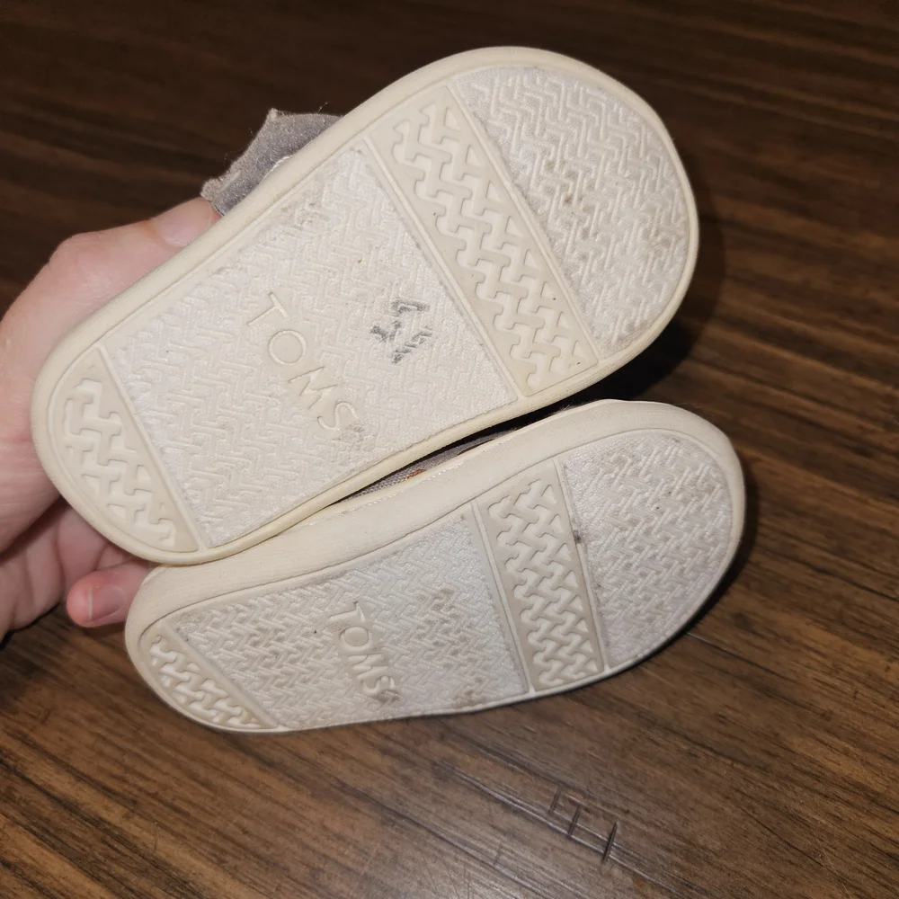 TOMS Baby Walker Shoes in Gray with Metallic Dots T4